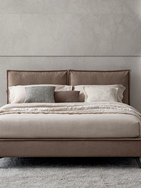 Letto in tessuto con testiera Metro di Oggioni