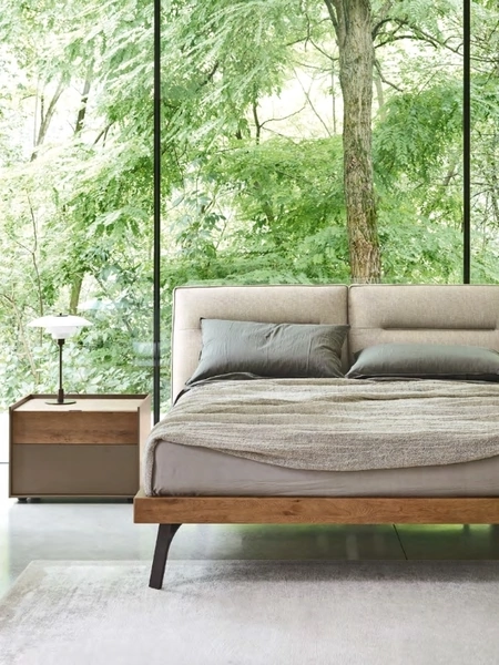 Letto con testiera imbottita e giroletto in legno Milo di Sangiacomo