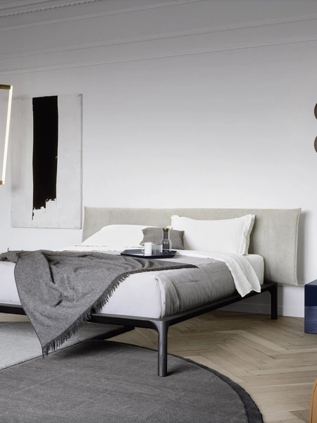 Letto con testiera in tessuto e giroletto in legno Park di Novamobili