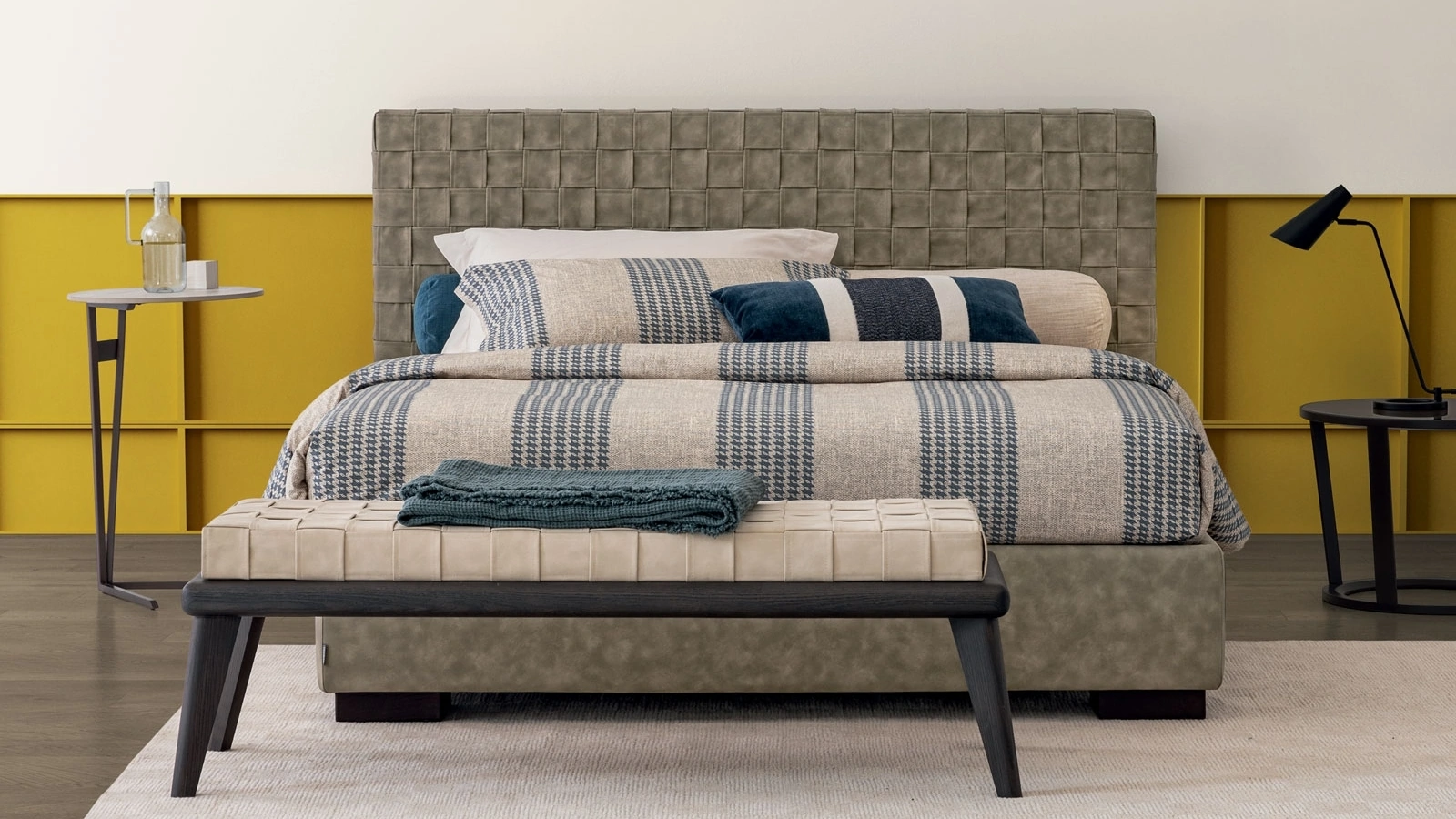 Letto Basket con testiera in pelle intrecciata e contenitore di Oggioni