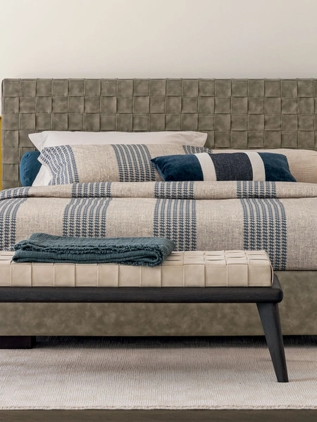 Letto Basket con testiera in pelle intrecciata e contenitore di Oggioni