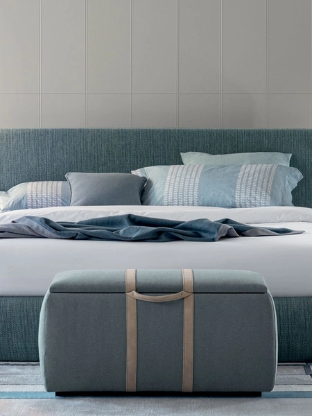 Letto in tessuto imbottito con testiera Eclipse di Oggioni