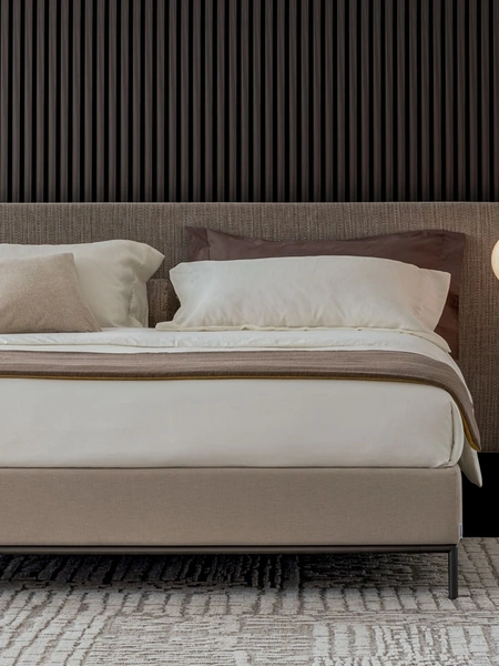 Letto in tessuto imbottito con testiera Kelly Tessile di Oggioni