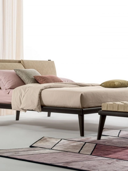 Letto con testiera in tessuto e struttura in legno Orimento Slim di Oggioni