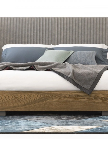 Letto con testiera in tessuto con pannelli laterali reclinabili e base con contenitore in legno Promenade Wing di Oggioni