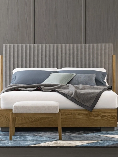 Letto con testiera in tessuto trapuntato con bastoni laterali in massello di Frassino e base in legno Promenade di Oggioni