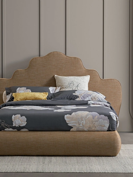 Letto Opera Giglio in tessuto con testiera dallo stile regale di Oggioni