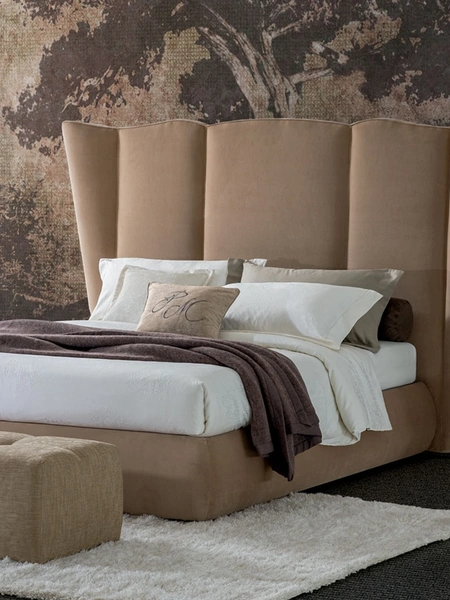 Letto in tessuto con importante testiera Opera Sipario di Oggioni