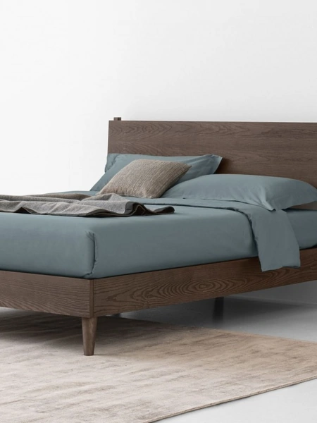 Letto in legno con testiera e contenitore Orimento di Oggioni