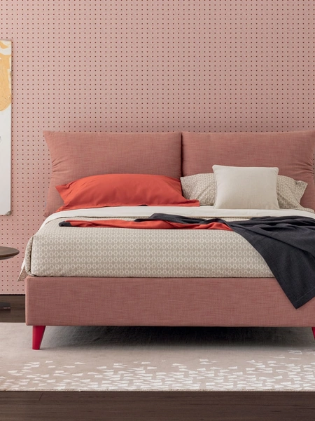 Letto in tessuto imbottito con testiera Plissé di Oggioni