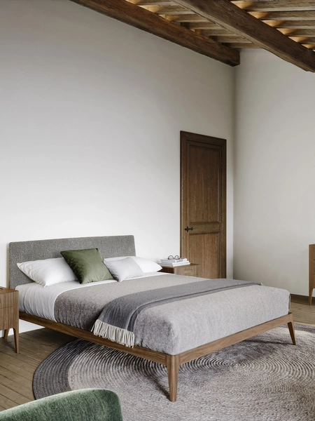 Letto in legno impiallacciato con testiera rivestita in tessuto Siri di Novamobili