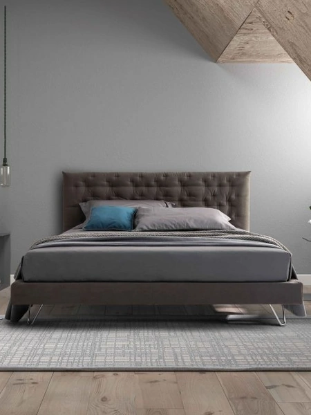 Letto matrimoniale con testiera trapuntata in tessuto Soffio di Confort Line