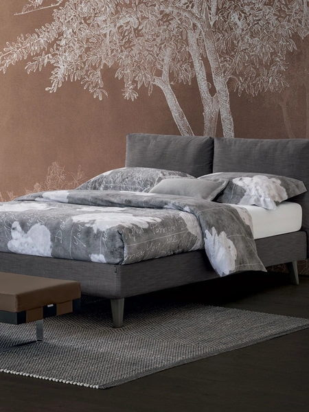 Letto in tessuto con testiera imbottita Urbano di Oggioni
