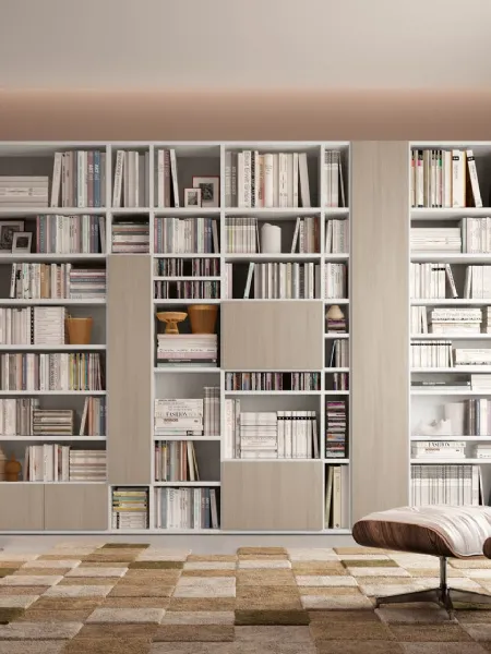 Libreria a muro living 75D composta da ante e vani a giorno di Ferrimobili