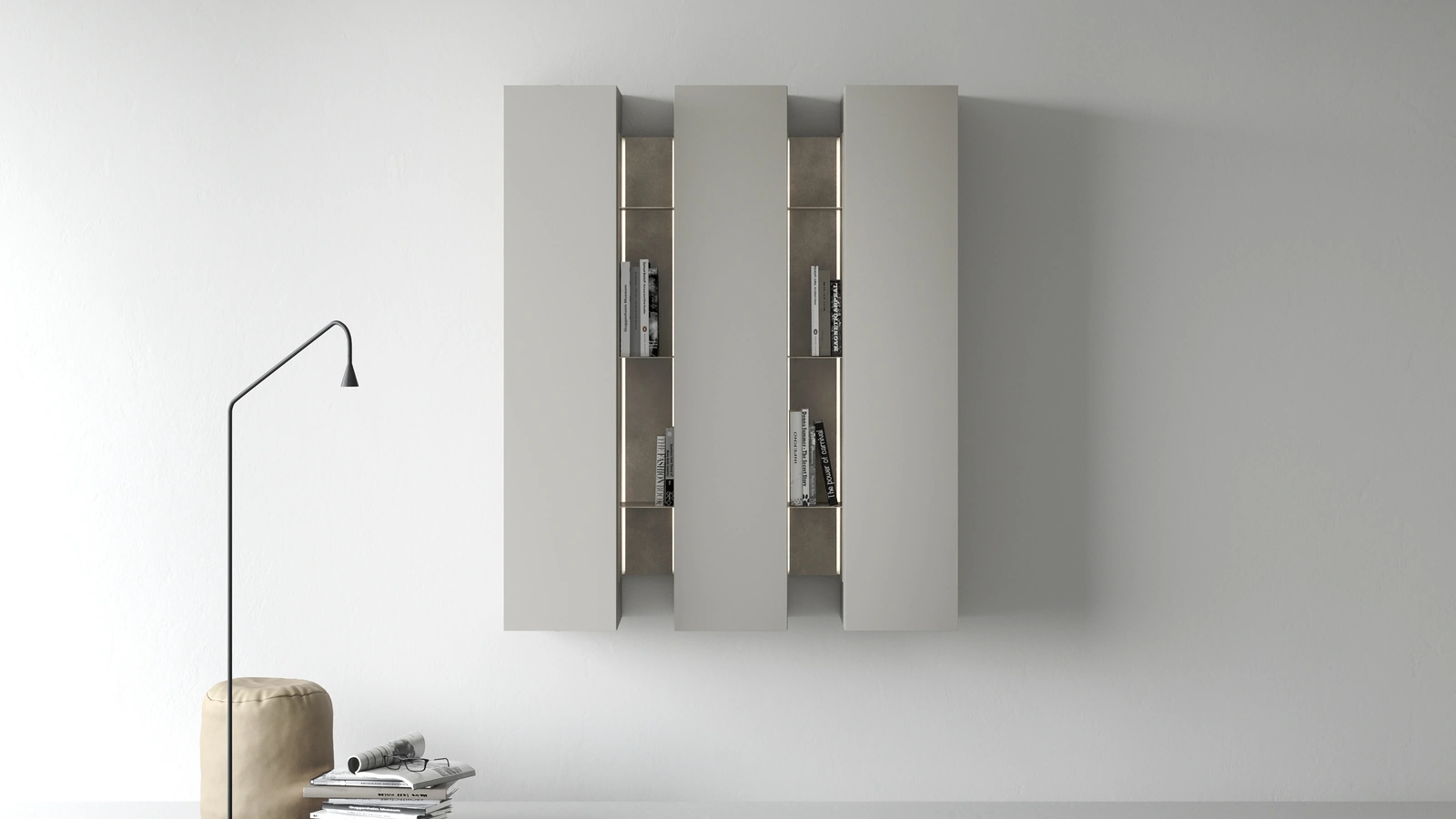 Libreria pensile con tre moduli chiusi in laccato opaco uniti da due vani a giorno in metallo di Caccaro