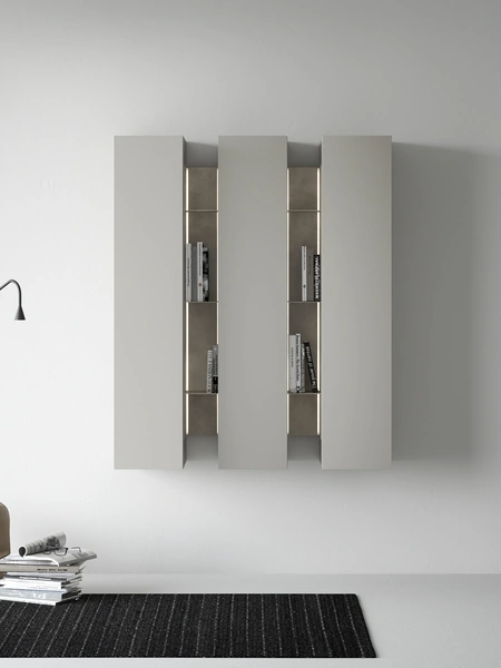 Libreria pensile con tre moduli chiusi in laccato opaco uniti da due vani a giorno in metallo di Caccaro