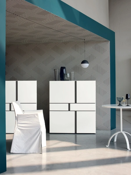 Madia Alta Abaco 13 in laccato Bianco opaco con gola Antracite di Sangiacomo