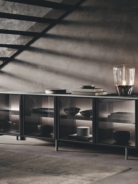 Madia con ante in vetro fumè e piano in gres Bluna di Binova