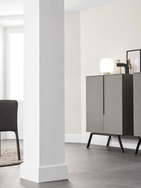 Madia Alta Cleo 01 in laccato opaco con piedi in metallo di Novamobili