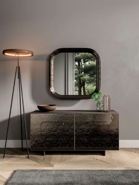 Madia Giulia con contenitore laccato e rivestimento ante in vetro bocciardato retroargentato color Bronzo di Ozzio