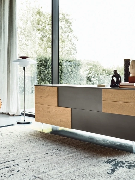 Madia Incontro 11 in laccato opaco e impiallacciato Rovere nodato di Sangiacomo