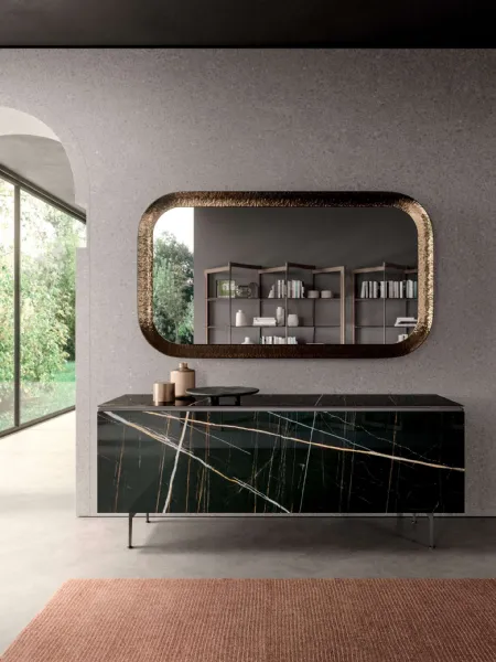 Madia moderna in marble glass Sahara Noir lucido con piedini in metallo Plana di Ozzio
