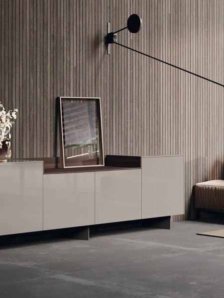 Madia in finitura laccato lucido ed inserto in finitura legno rovere termotrattato Mantis di Binova