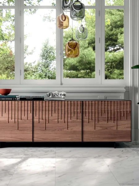 Madia Rain Wood a tre ante rivestita in legno con una cascata di listelli sempre in legno di Ozzio