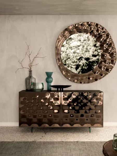 Madia Sarah con contenitore laccato opaco e ante rivestite in specchio bronzato curvato di Ozzio