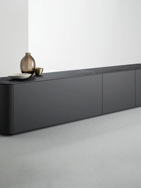 Madia Side bifacciale con fronte e retro perfettamente rifiniti che può essere posta al centro della stanza in laccato opaco e top in gres porcellanato effetto marmo di Caccaro