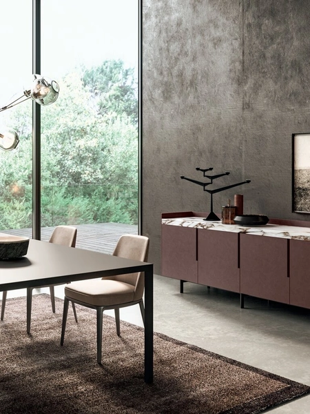 Madia con ante in laccato amaranto effetto metallo e piano in gres Vogue Metal di Binova