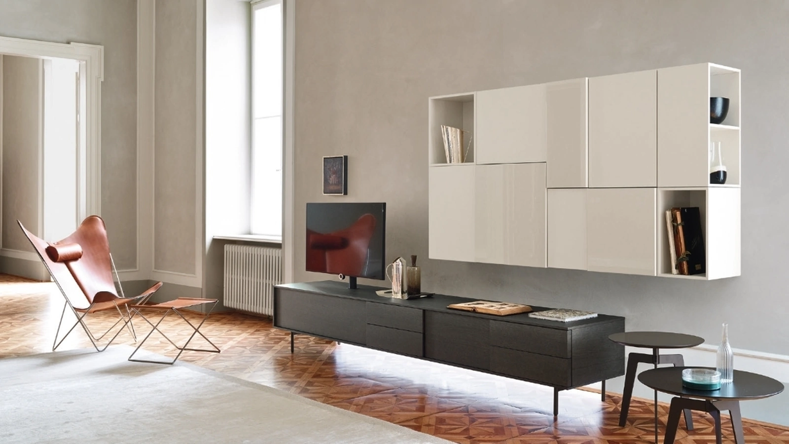 Parete Attrezzata Lampo L6C12 con pensile in laccato opaco e lucido e base in impiallacciato Rovere grigio di Sangiacomo