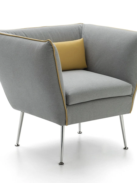 Poltroncina Dandy in tessuto con cordoncino giallo di Confort Line