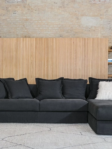 Divano con penisola in tessuto imbottito Antibes di Twils Lounge