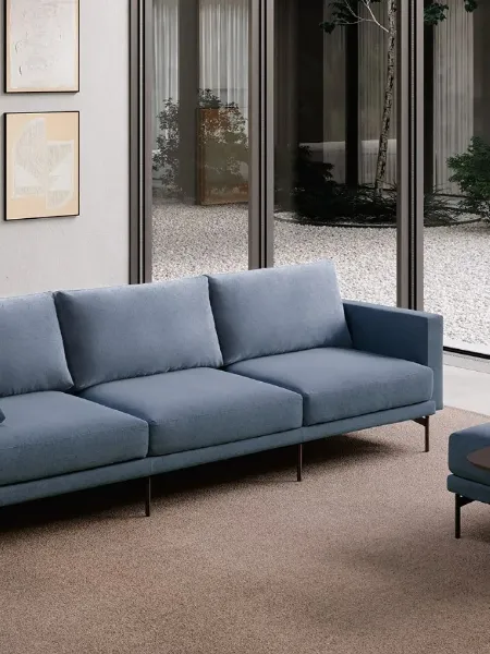 Divano lineare in tessuto Freedom di Doimo Salotti