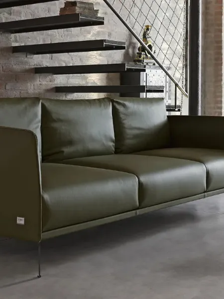 Divano lineare in pelle Stuart di Doimo Salotti
