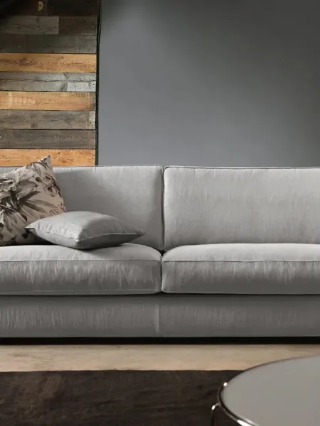 Divano lineare in tessuto Gost di Doimo Salotti