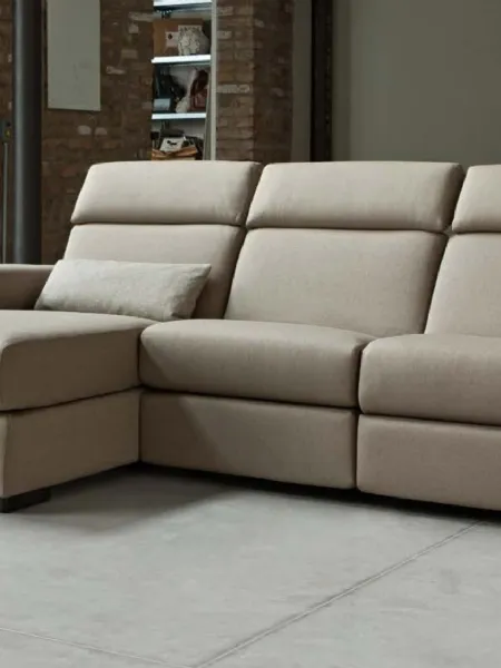 Divano in tessuto con penisola e poggiatesta reclinabili Marvin di Doimo salotti