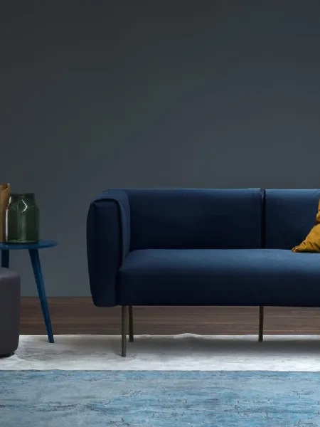 Divano lineare Onni in tessuto con piedi in metallo di Novamobili