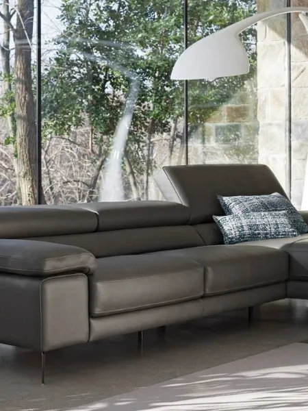 Divano in pelle con penisola e seduta relax Paris di Doimo Salotti
