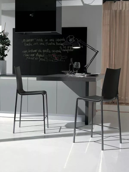 Sgabello Eva con struttura in acciaio laccato e scocca in polipropilene di Bontempi