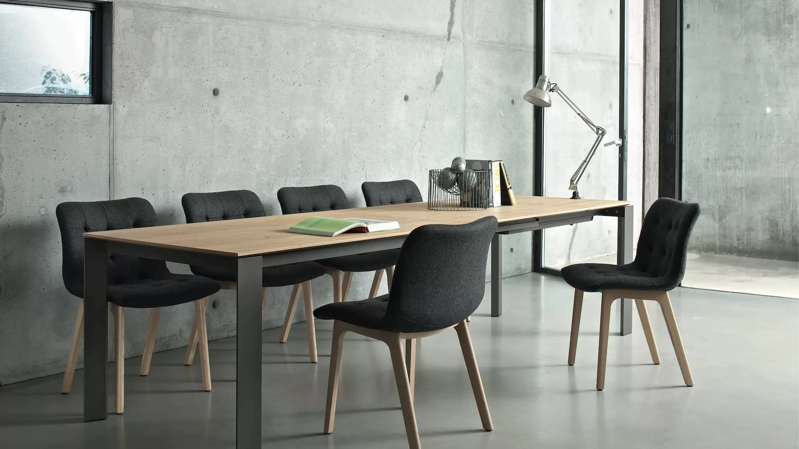 Sedia Kuga in tessuto imbottito e trapuntato con base in legno di Bontempi