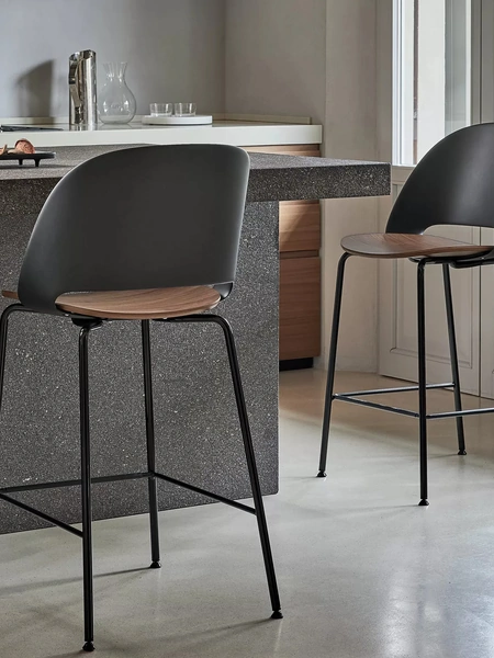 Sgabello Polo in polipropilene e legno con gambe in metallo di Bontempi