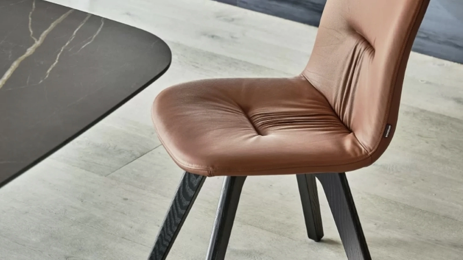 Sedia Chantal in pelle con base in legno massello di Bontempi