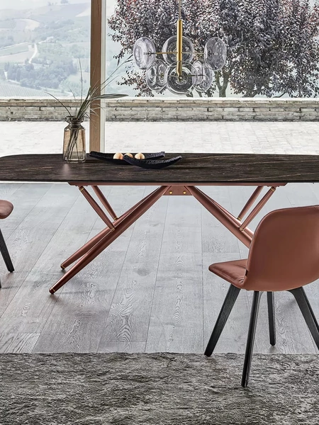 Sedia Chantal in pelle con base in legno massello di Bontempi