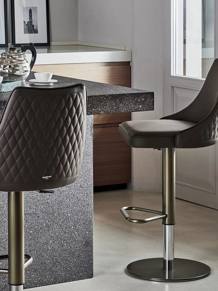 Sgabello girevole e regolabile in altezza Clara con scocca rivestita in ecopelle trapuntata e imbottita di Bontempi
