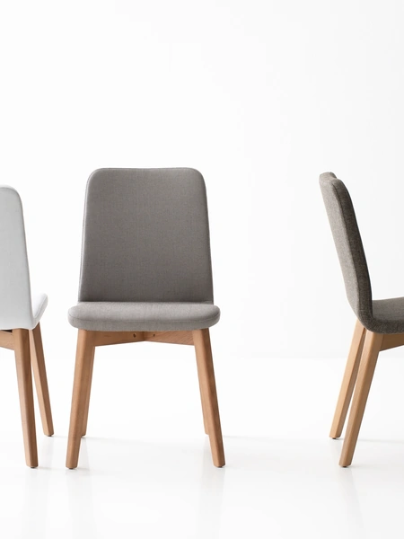 Sedia Cloe 5 in tessuto imbottito con struttura in massello di Frassino di Pointhouse