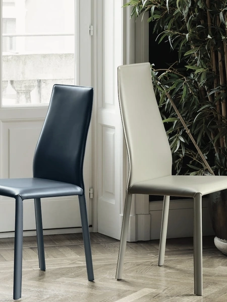 Sedia Dalila completamente rivestita in cuoio di Bontempi