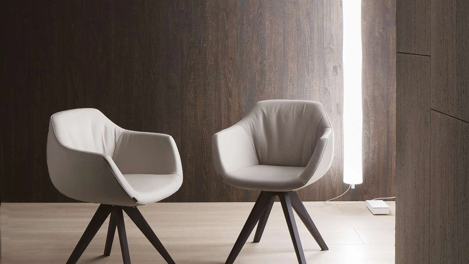 Sedia moderna con braccioli rivestita in pelle con base in legno Delia di Ozzio