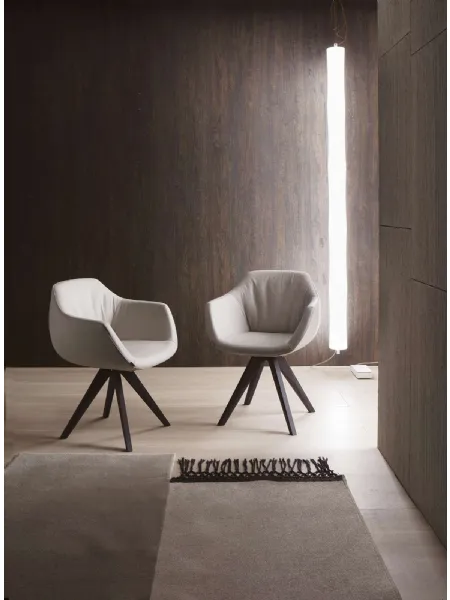 Sedia moderna con braccioli rivestita in pelle con base in legno Delia di Ozzio